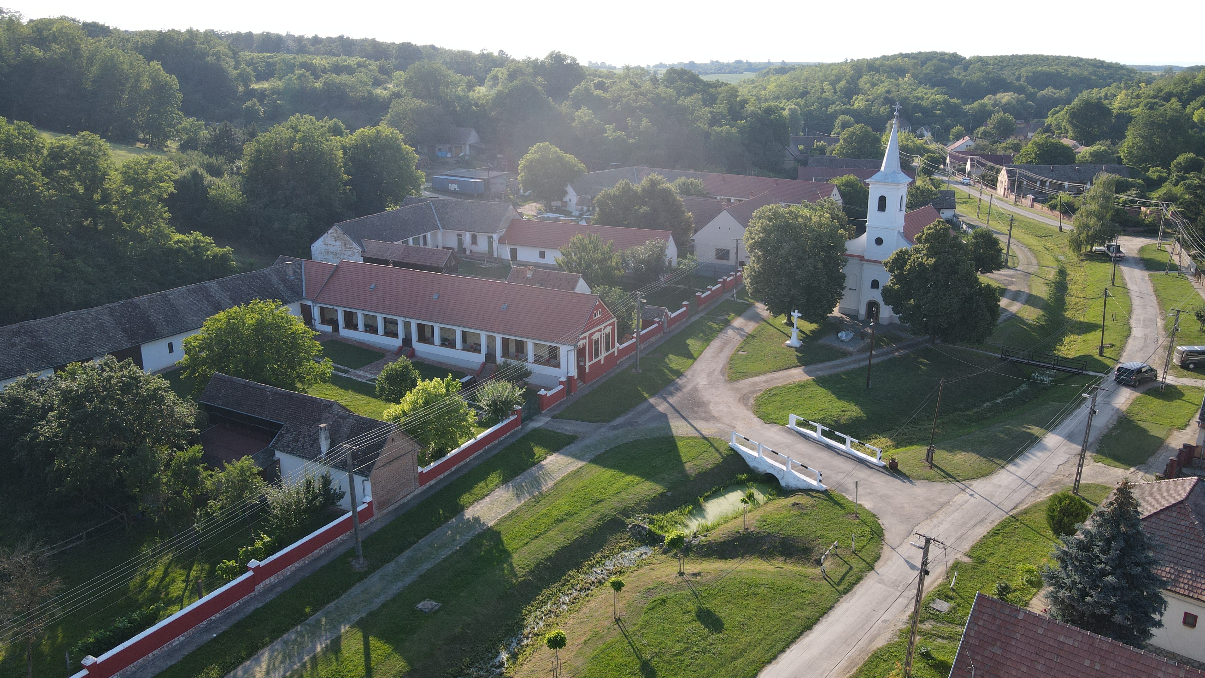 Kisjakabfalva temploma és környéke